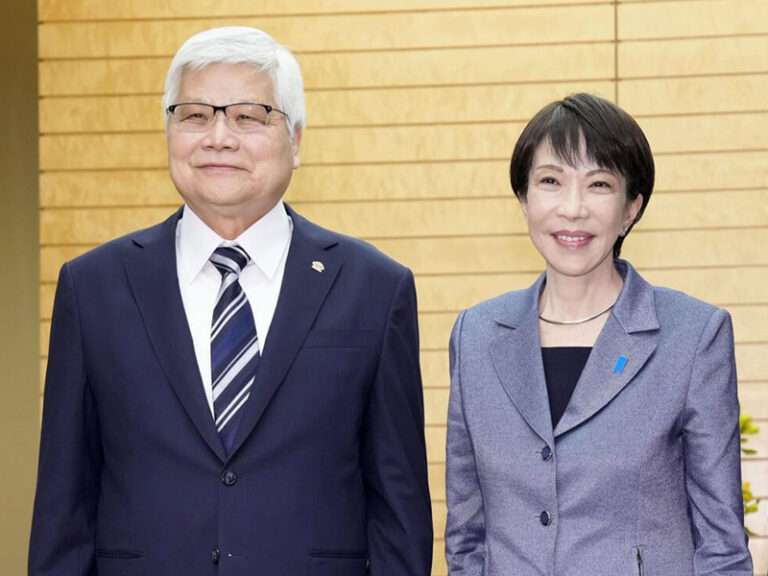 晶圓代工廠台積電董事長魏哲家（左）5日與日本首相高市早苗（右）會面，兩人在東京首相官邸合影。（圖:中央社）