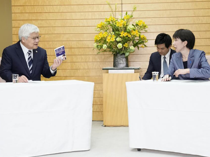 晶圓代工廠台積電董事長魏哲家(左)5日與日本首相高市早苗(右)會面。(圖:中央社)