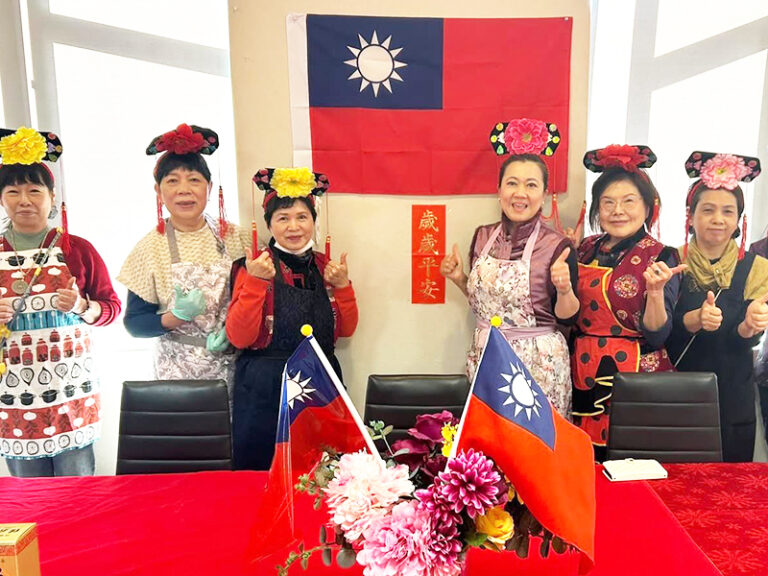 右三：宮永利智會長/右二：福田玉華老師/左三：陳美玲老師