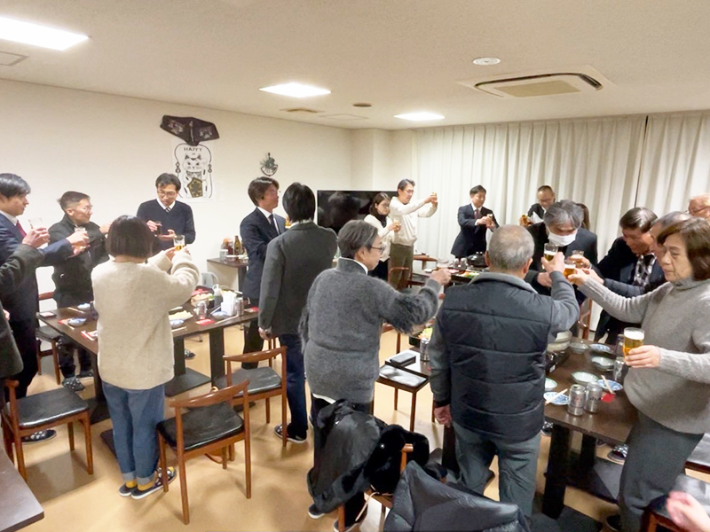 乾杯で開始