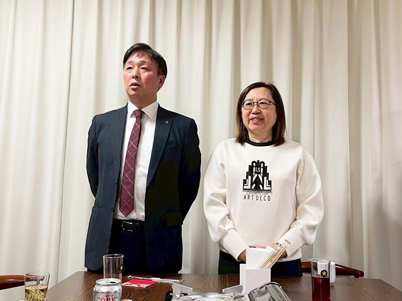 左：豊前市長西元健 / 右：台湾新聞社社主錢妙玲