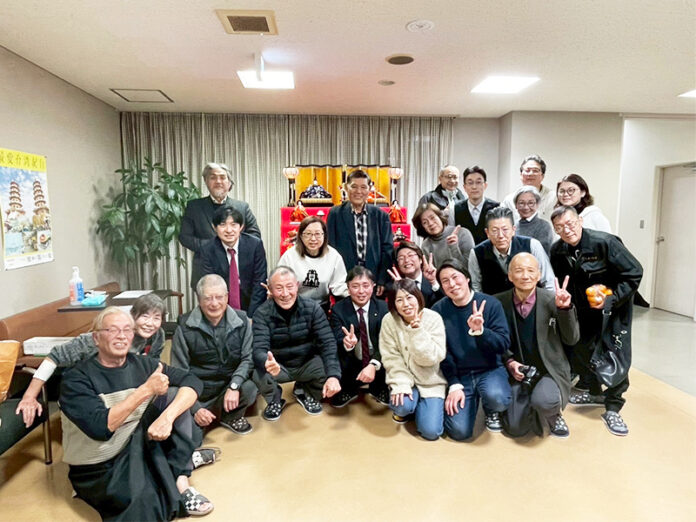豊前市国際会館で開かれた台湾文化交流懇親会で記念撮影する参加者ら