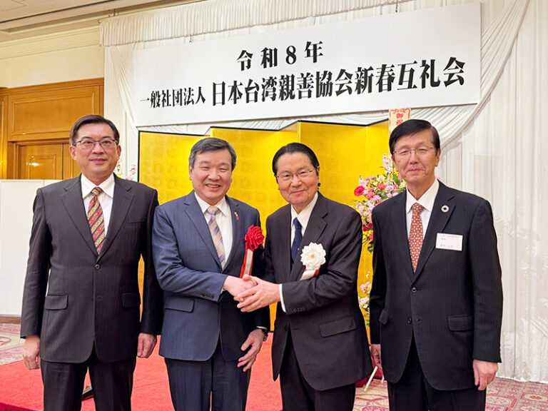 右2:日本台湾親善協会会長衛藤征士郎、右1:副会長並木正芳、左2:台北駐日經濟文化代表處大使李逸洋、左1:台北駐日經濟文化代表處副代表周學佑、 (圖:台北駐日經濟文化代表處)