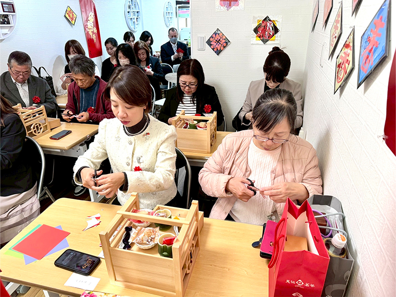 來賓與師生一起體驗春節剪紙文化