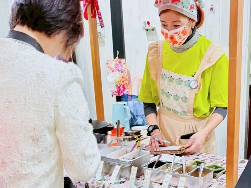 學生親手準備甜湯，讓來賓在大阪也能品味最道地的臺灣風味