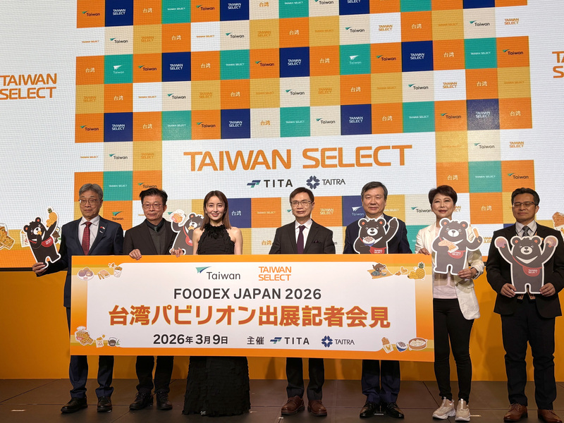 東京國際食品展10日開幕,台灣有194家食品企業組成「台灣館」參展,規模再創新高,9日舉行展前記者會暖身。圖中左起農業部長陳駿季、立委郭國文、日本女星矢田亞希子、外貿協會董事長黃志芳、駐日代表李逸洋、立委陳亭妃、原住民族委員會副主委谷縱.喀勒芳安。(圖:中央社)