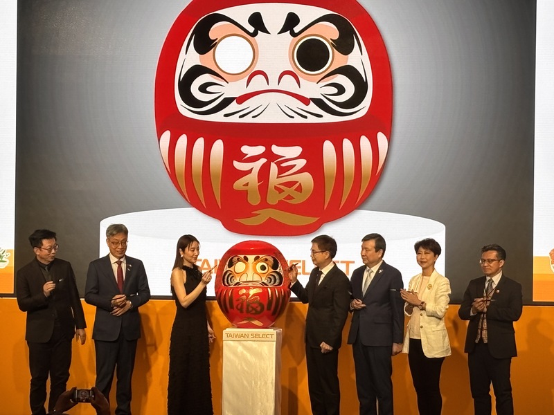 東京國際食品展10日開幕,台灣館參展規模再創新高,9日舉行展前記者會,與會來賓進行「達摩點睛」儀式。左起立委郭國文、農業部長陳駿季、日本女星矢田亞希子、外貿協會董事長黃志芳、駐日代表李逸洋、立委陳亭妃、原住民族委員會副主委谷縱.喀勒芳安。(圖:中央社)