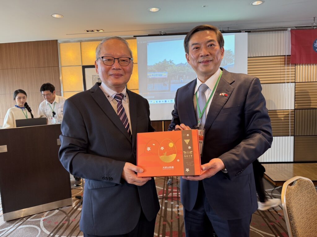 高雄中學校長莊福泰贈送高雄特產大武山牧場蛋卷給副代表周學佑
