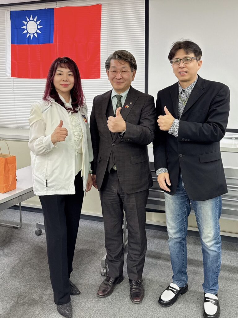 名古屋市議員藤田和秀(中)、台日文化傳承交流協會會長正田千媛(左)、陳韋辰先生(右)