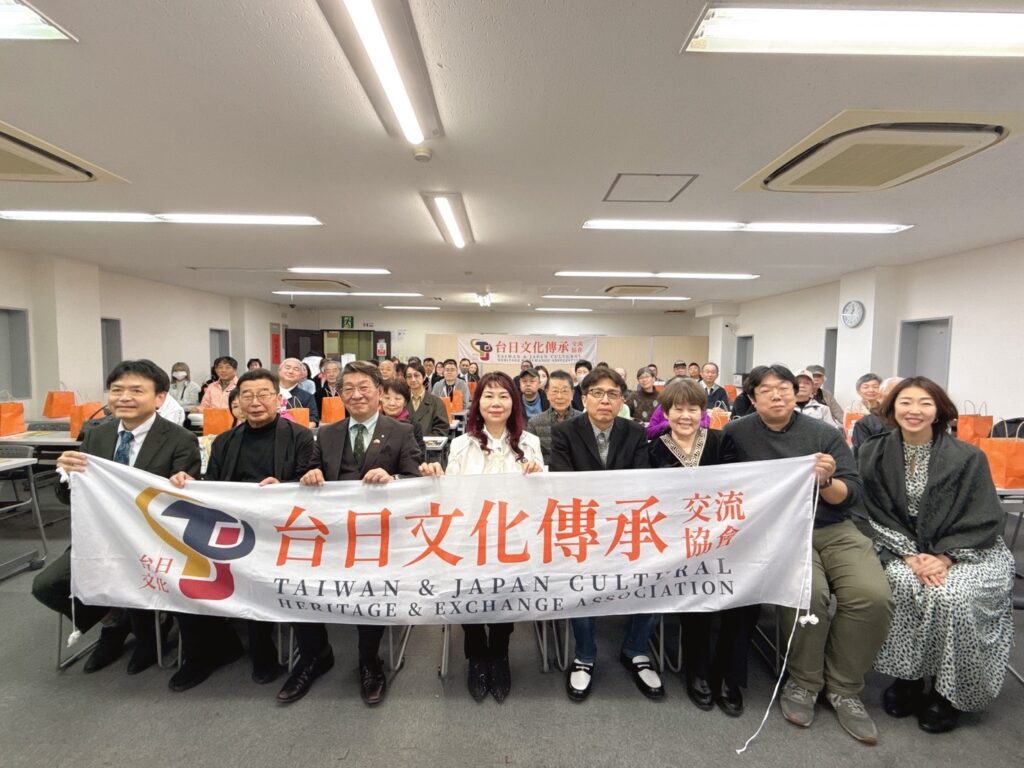中山明峰先生(左1)、小川英郎會長(左2)、名古屋市議員藤田和秀先生(左3)、正田千媛會長(左4)、澤田康之先生(右2)、菅宮勝太郎之令孫滿井紀子女士(右3)、陳韋辰先生(右4)