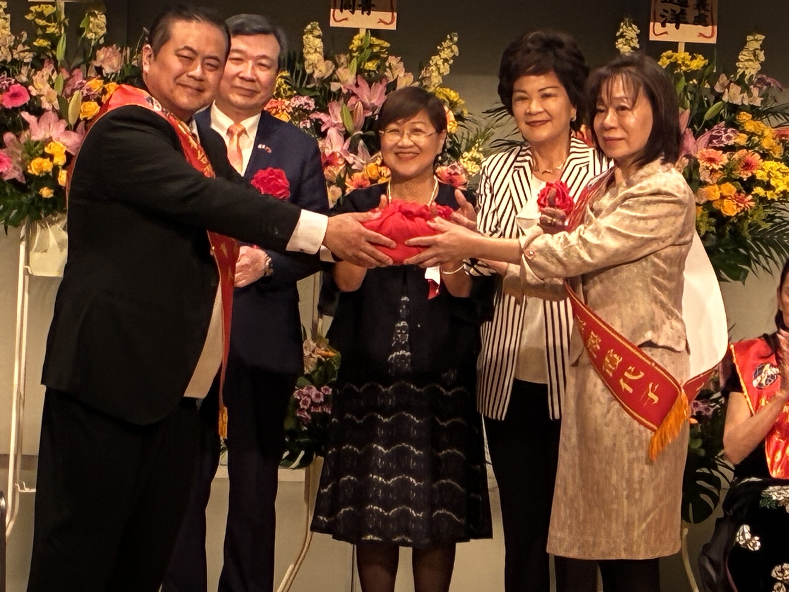 第13屆黃暉強監事長(左1)、李逸洋大使(左2)、徐佳青委員長(中)、亞總監事長鄭美滿(右2)、第14屆黑澤霞代子(右1)