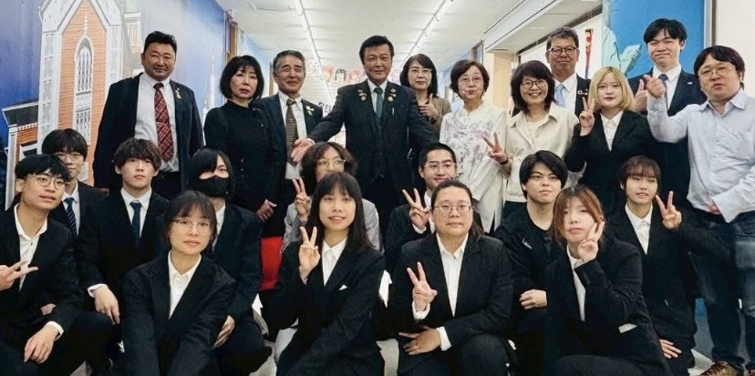 城市科技大学の学生さん達との記念写真