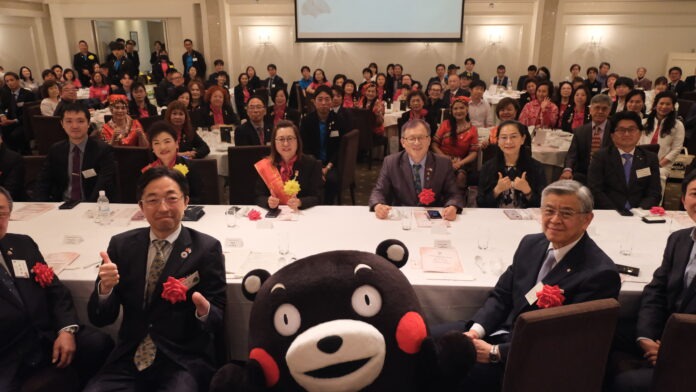 台灣國際美食創新交流協會熊本分會成立,日本創會會長錢妙玲、總會長何淑子、駐日代表處農業組組長王清要、熊本縣知事木村敬,以及特別來賓「熊本熊」到場支持。 台灣國際美食創新交流協會熊本分會成立,日本創會會長錢妙玲、總會長何淑子、駐日代表處農業組組長王清要、熊本縣知事木村敬,以及特別來賓「熊本熊」到場支持。