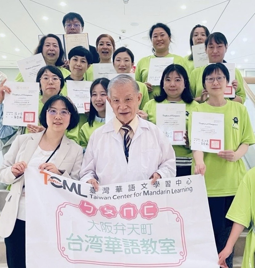 TCML師生們與林松洲名譽教授合影留念