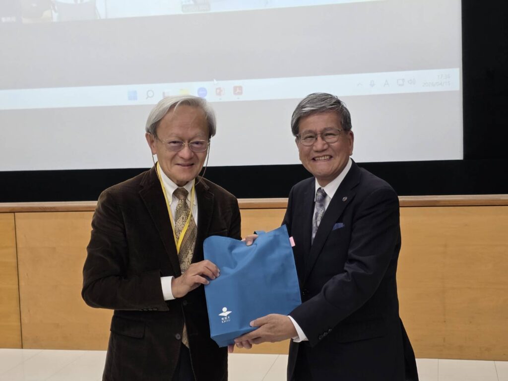 熊本保健科學大學校長(右)竹屋元裕致贈新港文教基金會創辦人陳錦煌(左)禮物