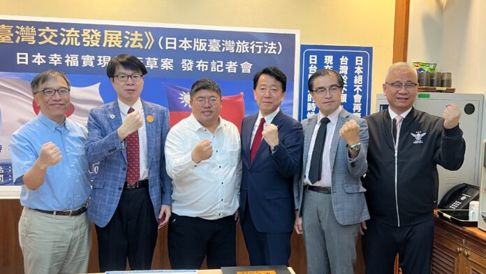 左から陳俐甫理事長羅浚晅理事長、蔡易餘立法委員、江夏正敏幹事長、潘威佑理事長、陳文甲副校長 左から陳俐甫理事長羅浚晅理事長、蔡易餘立法委員、江夏正敏幹事長、潘威佑理事長、陳文甲副校長