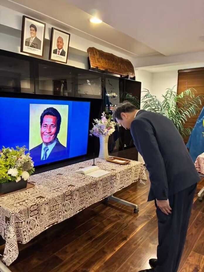 パラオのウィップス大統領の父弔問 パラオのウィップス大統領の父弔問