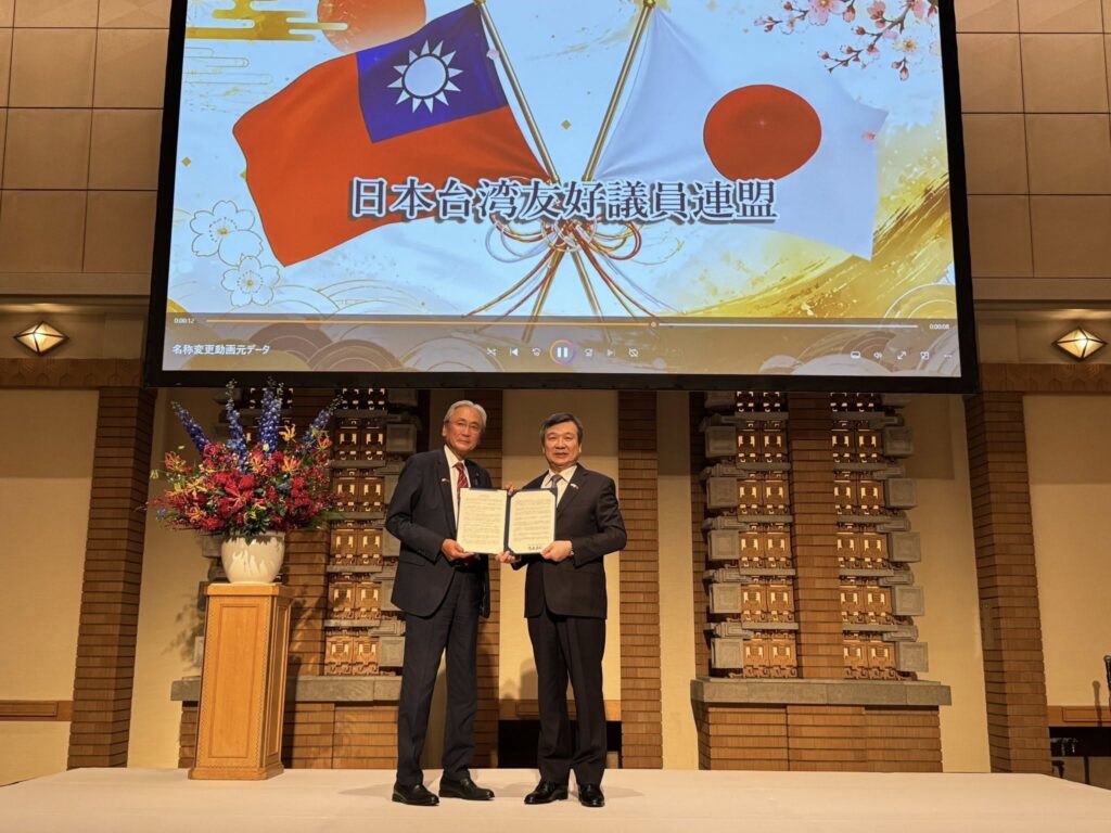 日台友好議連會長古屋圭司交給台北駐日經濟文化代表處代表李逸洋今年友台年度方針(圖/駐日代表処)