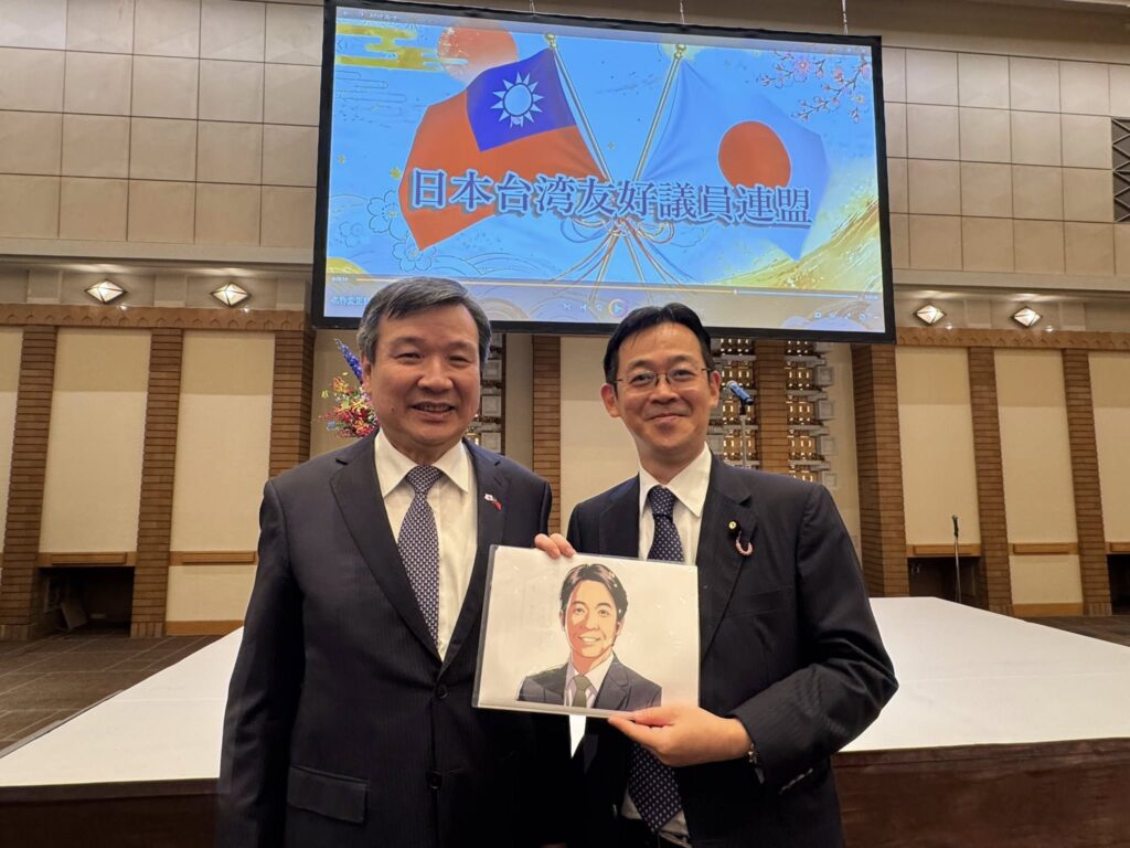 漫畫家參議員赤松健得知贈給賴總統的畫作獲珍惜，倍感開心(圖/駐日代表処)