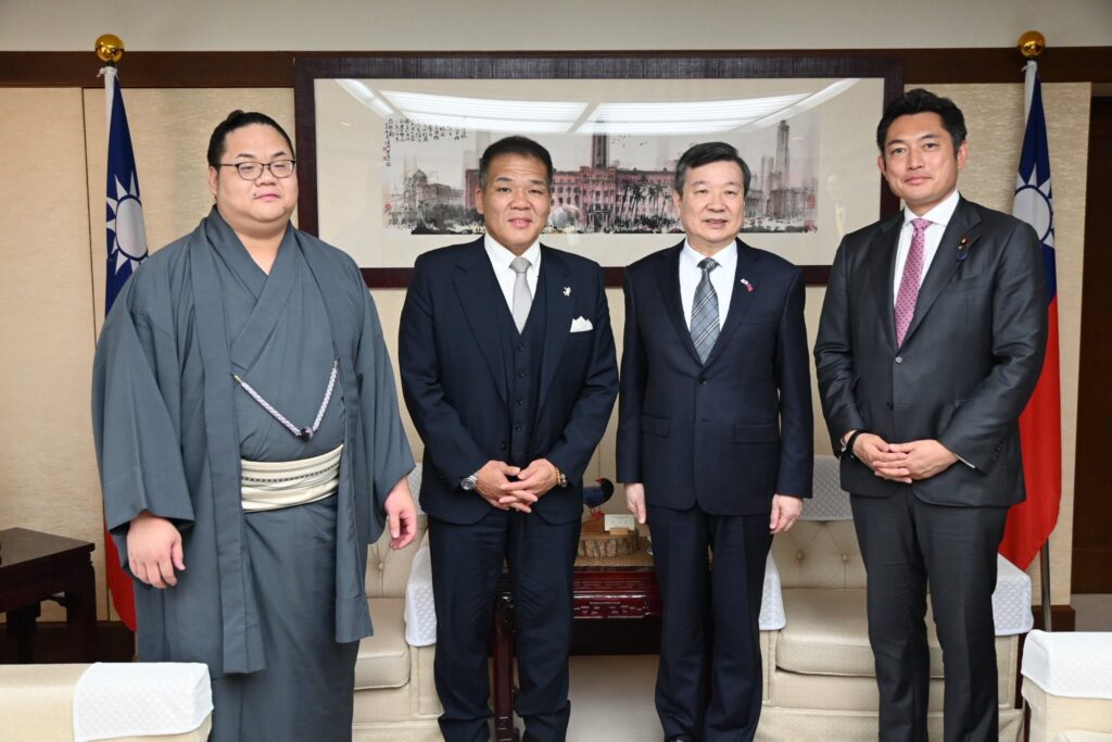 東白龍（左1）、師父栃東大裕（左2）、川松真一朗眾議員（右1）