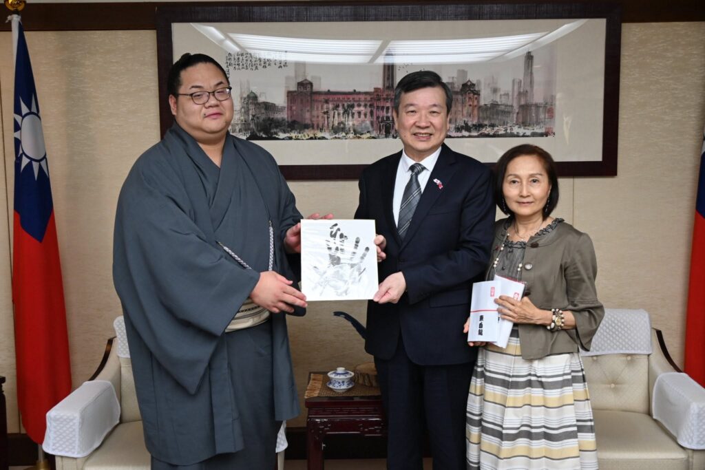 東白龍（左1）、東白龍之母白石秀貞（右1）