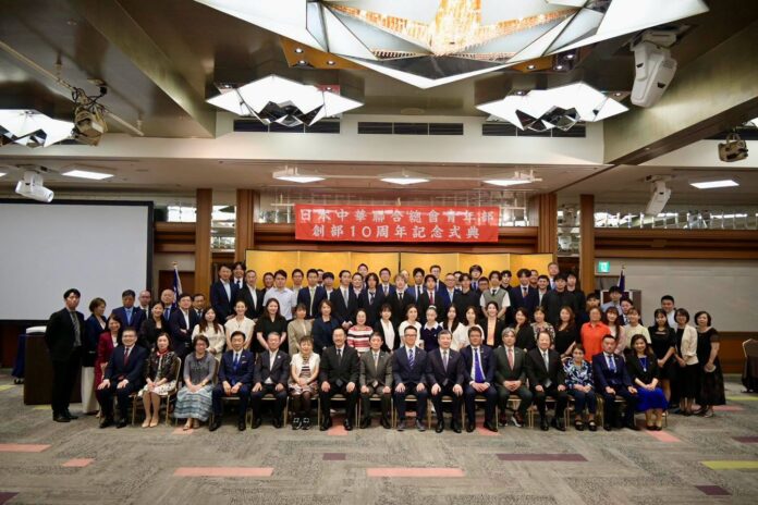 日本中華聯合總會青年部創部10週年紀念活動於東京舉行，與會貴賓及僑界代表合影留念。