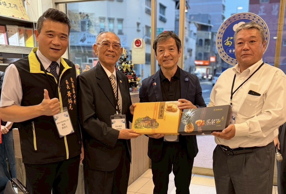 台南市東區區長黃炳元(左一)致贈日本熊本縣菊池市長江頭實(右二)台灣特色伴手禮,象徵兩地友誼持續深化。(東區區公所提供)