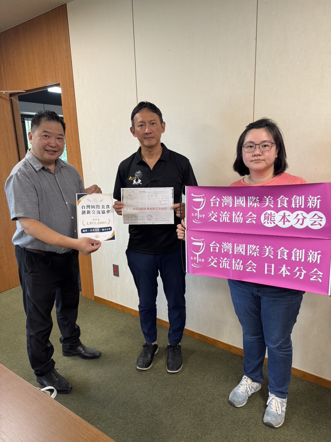 八代市捐款(左:邱任遠副會長、中:小野泰輔市長)