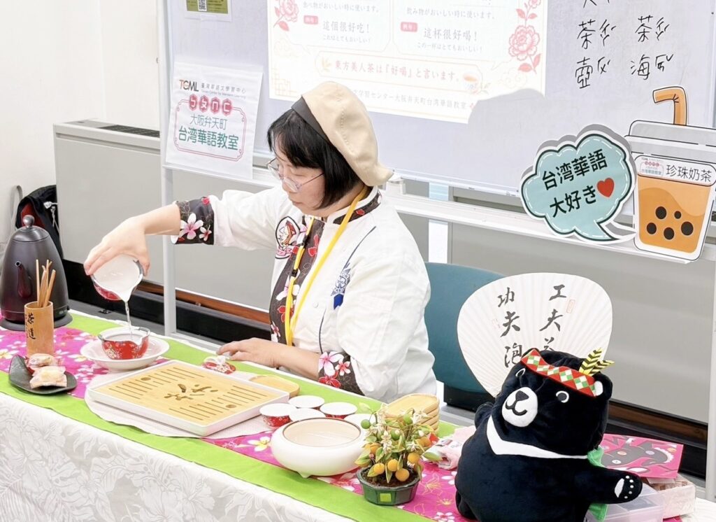 陳洳豔校長示範臺灣茶沖泡,並從東方美人茶介紹臺灣客家茶文化與風土特色。