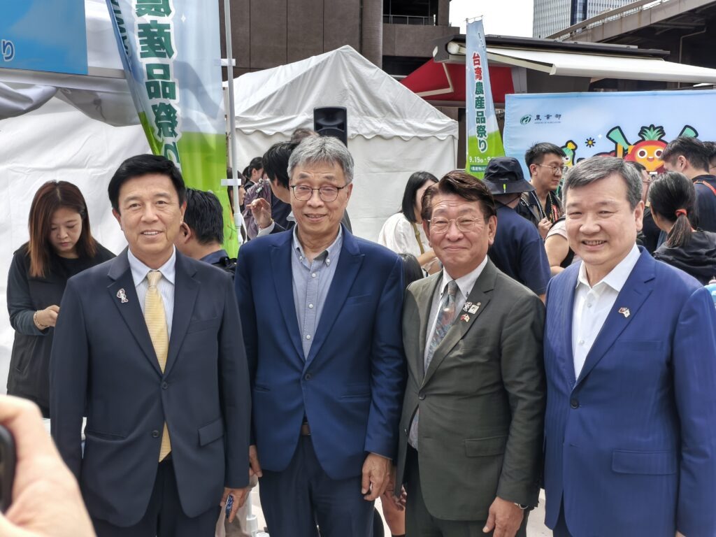 会場で記念撮影する陳駿季農業部長(左から2人目)、藤田和秀名古屋市議(右から2人目)、李逸洋駐日代表(右)ら。