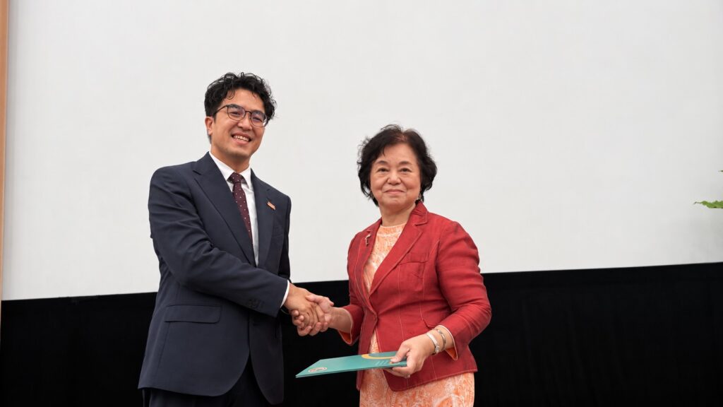右　僑務委員、関東信頼台湾之友會會長蕭悧悧