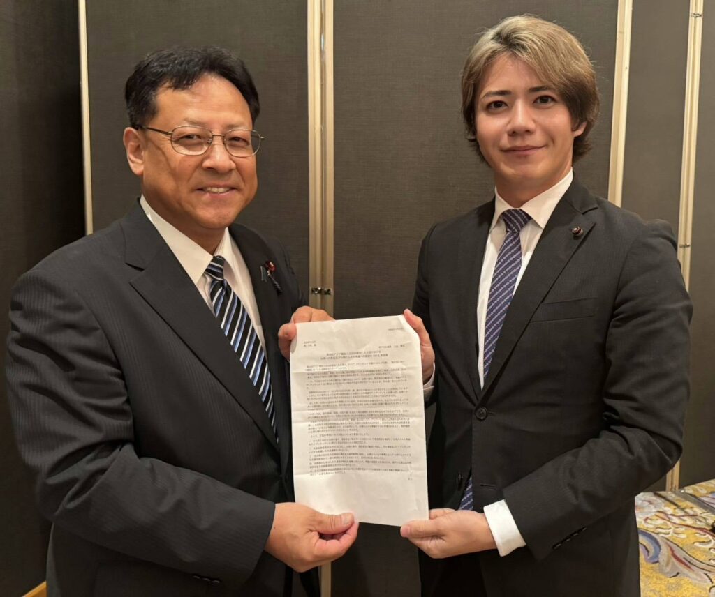 左：関芳弘文部科学大臣　右：神戸市議員上畠寛弘