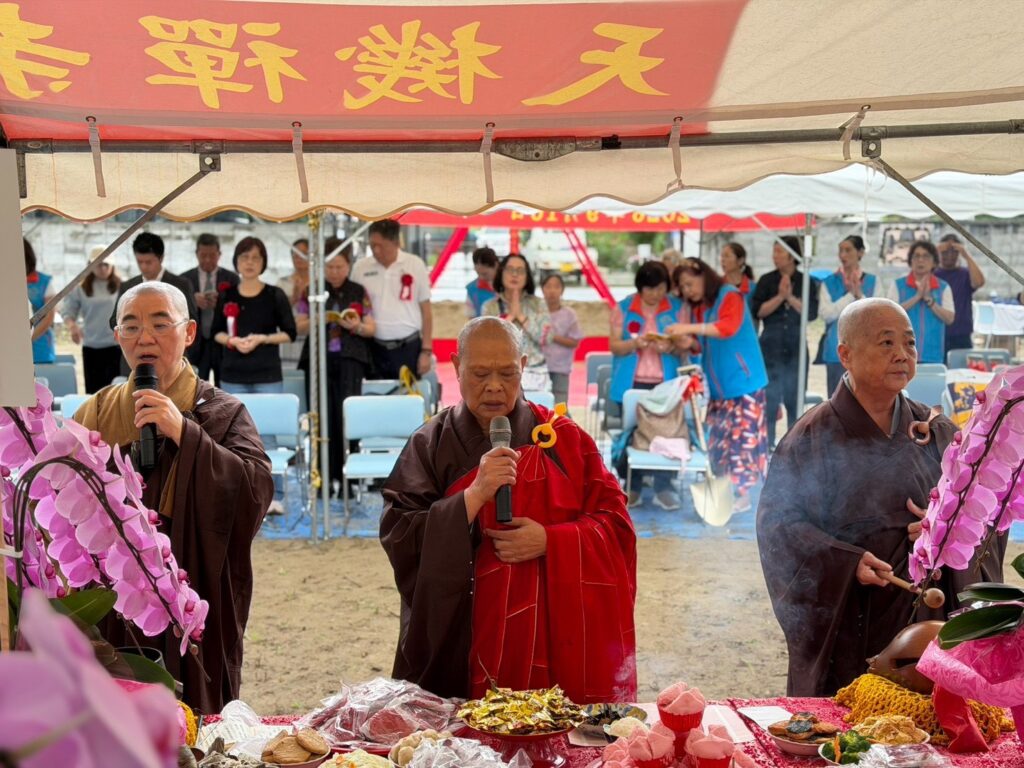 天機禪寺地鎮祭現場,左起為上地下湛法師、上天下玄法師、上地下信法師。