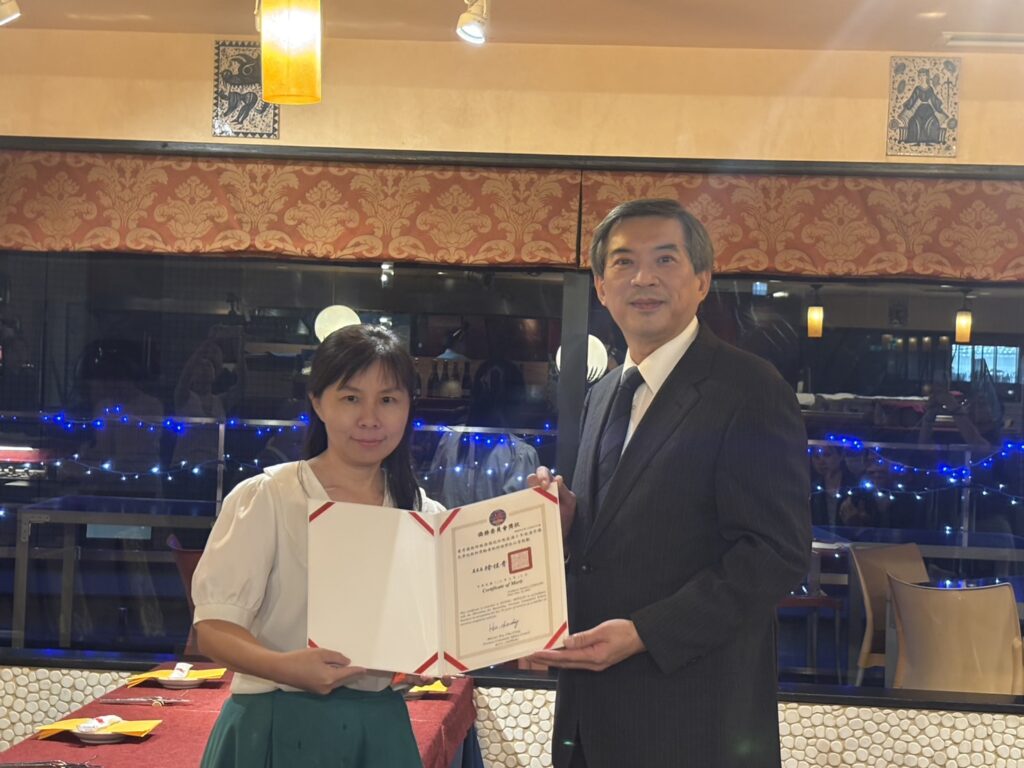 左:任教屆十年黃秀蘭教師、右:周學佑公使