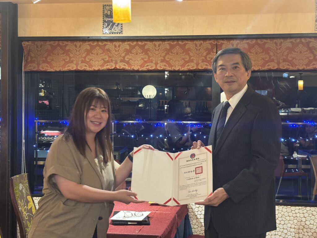 左:任教屆五年高子茵教師、右:周學佑公使