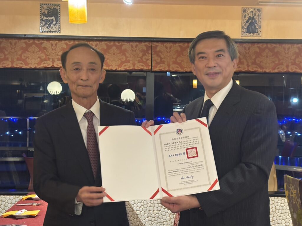 左:前理事長張建民、右:周學佑公使