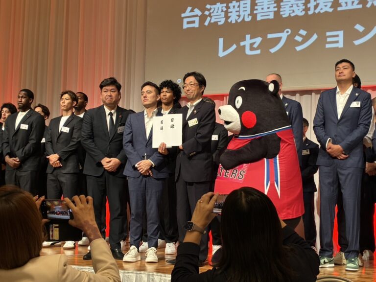 台啤永豐雲豹執行長張建偉（左）向熊本縣知事木村敬（右）贈呈震災義援金目錄，旁為熊本Volters吉祥物。