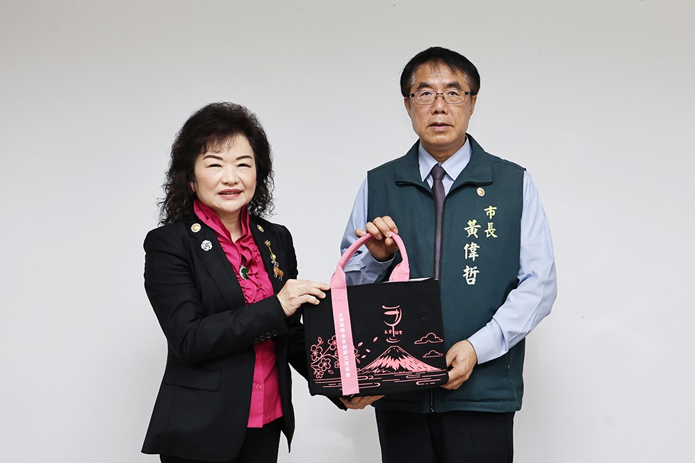 雙方贈禮 左:何淑子總會長