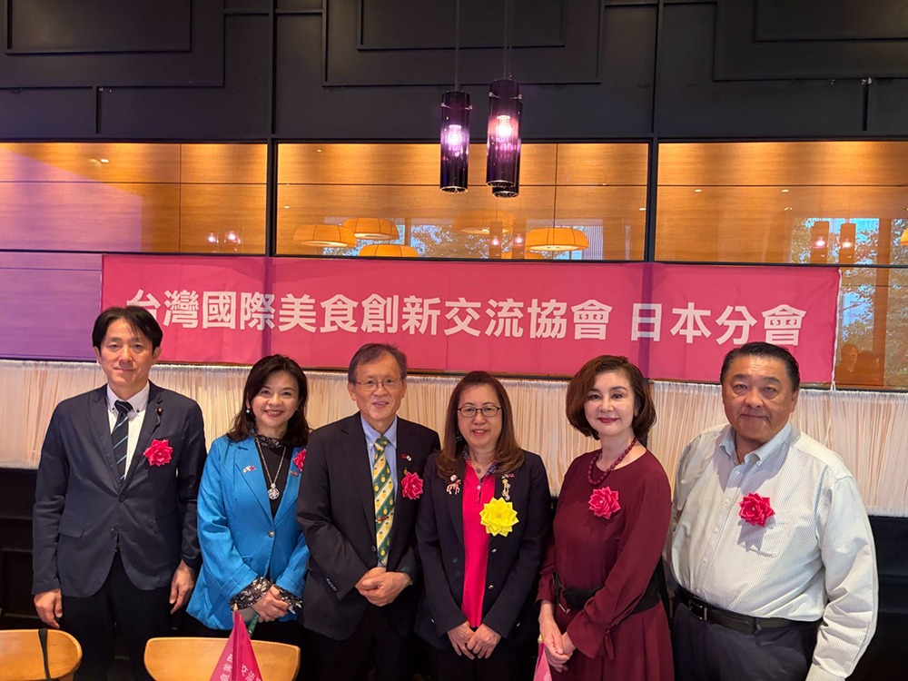 出席した議員たち左から石川昭政衆議院議員、領務組劉夏如部長、王清要部長、錢妙玲会長、石井苗子参議院議員、二瓶文隆区議会議員