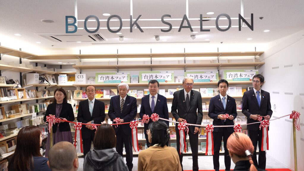 與會貴賓剪綵(右起自民黨青年局局長高見康裕眾議員、前局長平沼正二郎眾議員、日本台灣友好議員聯盟會長古屋圭司眾議員、駐日代表處李逸大使、紀伊國屋書店代表取締役會長高井昌史、日本台灣交流協會理事長谷崎泰明、SNET台灣代表理事、日本大學教授赤松美和子，臺灣文化中心提供)