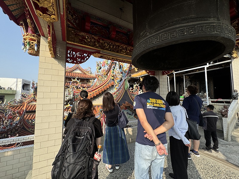 在地導覽人員細心解說東隆宮建築工藝，帶領日本同業深入體驗屏東文化底蘊。