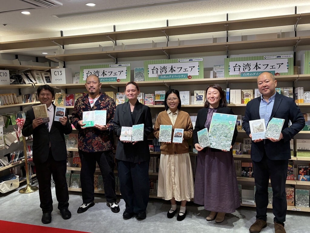 本年度《臺灣書旅》的設計及撰稿者合影(右起撰稿者之一共立女子大學國際學部教授菅野敦志、日本大學教授赤松美和子、一橋大學社會學研究科博士生郭書瑜、設計師大柴千尋、川原樹芳、帝京大學山崎直也教授，臺灣文化中心提供)