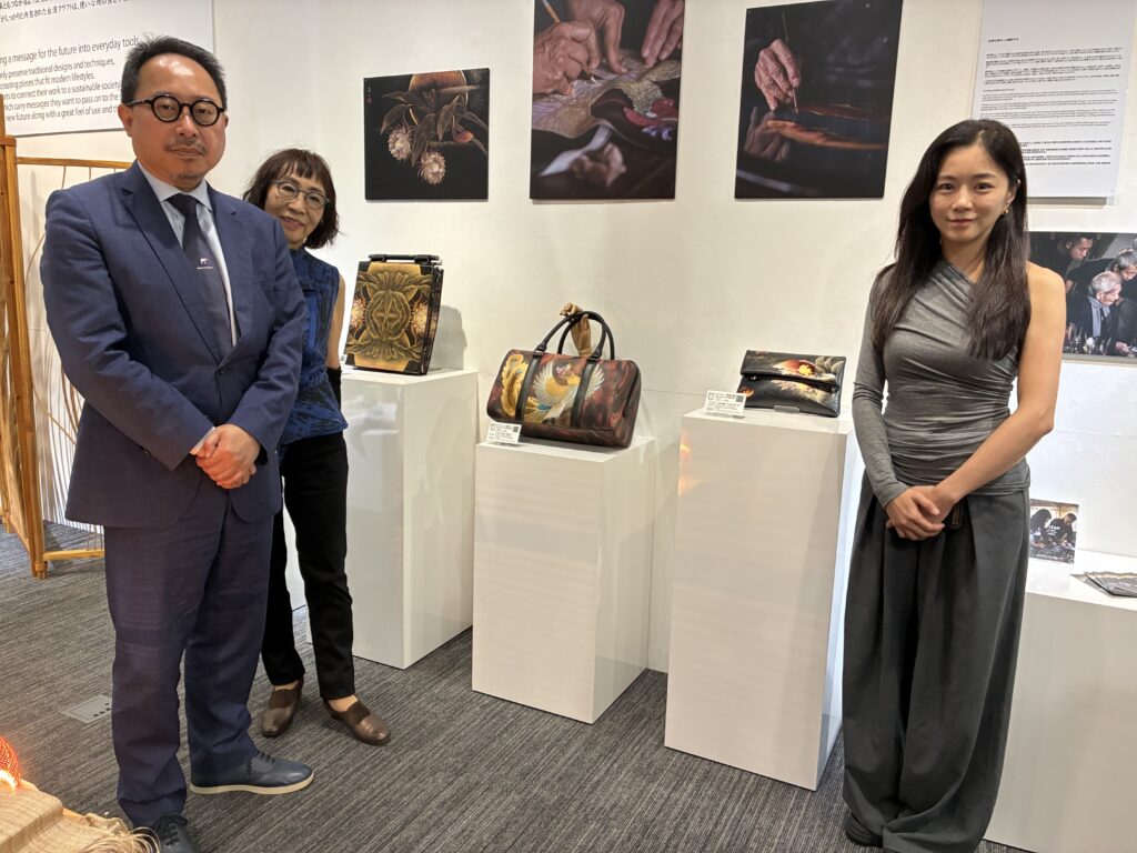 臺灣文化中心曾鈐龍主任(左1)、日方策展代表平野久美子(左2)、簡君嫄(右)於C JEAN與王清霜合作的信念Belief系列作品前合影(臺灣)