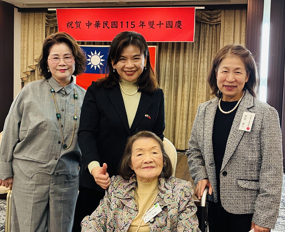 劉夏如組長與新潟僑領合影: 室賀秋燕會長(左一)、廣田千惠榮譽理事(中坐者) 、若林素子老師(右一, Jazz Dance Studio PAL創辦人)