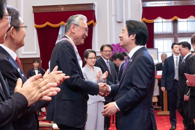 超党派議員ら27人が台湾訪問で双十節を祝う
