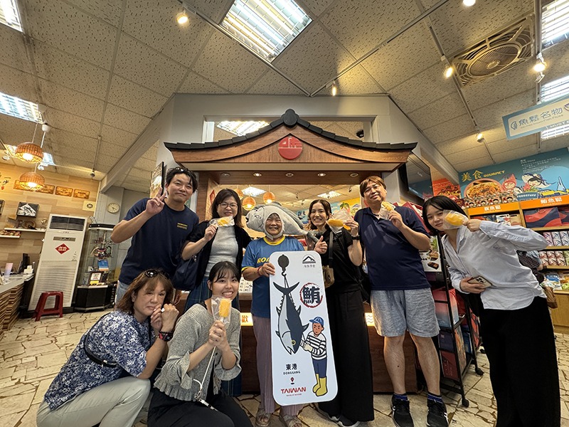 造訪東港「味益借問站」，品嚐在地特色美食與冰棒，並與熱情店家合影，實地感受南台灣濃濃的人情味與台式服務。