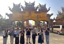 造訪東港「東隆宮」，於黃金牌樓前合影，感受在地廟宇文化與民俗信仰。