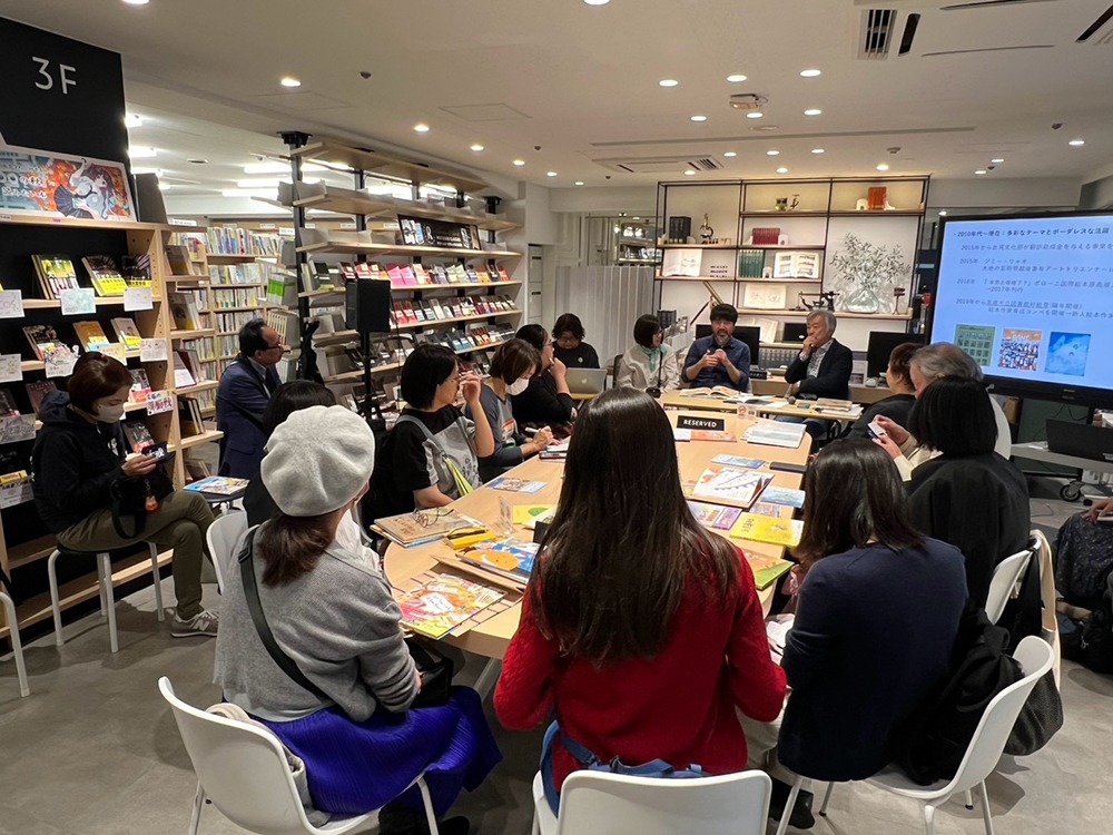 劉旭恭分享個人對臺灣繪本發展的看法。（台灣文化中心提供）