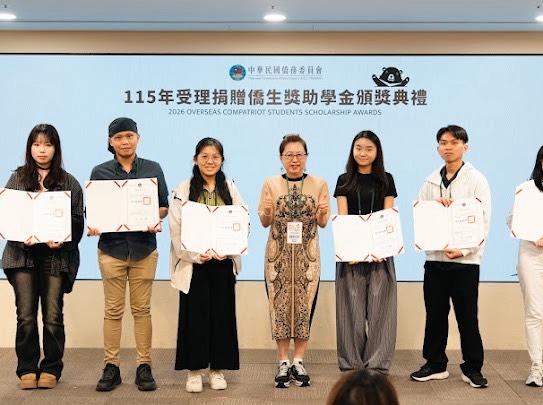 台日協贊會錢妙玲監事長代表會長頒發獎學金給僑生