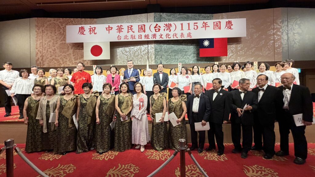 台医会南杏合唱団と台湾文化センター歌謡班が演奏を披露